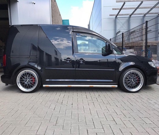 Deze subtiele kleine dakspoiler is van een hoogwaardige kwaliteit en geeft een sportieve uitstraling maar is niet teveel aanwezig.   Zeer stevig en solide en dat merk je.   Perfecte pasvorm voor de Volkswagen Caddy van 2010 tot 2015. Word geleverd in een