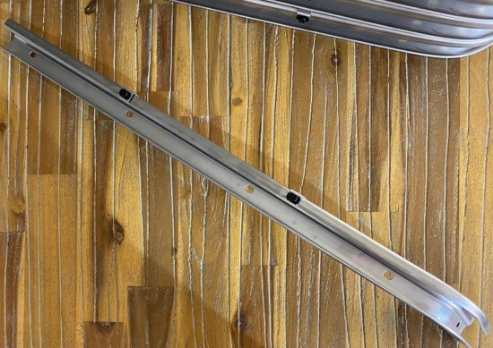 Deurrail met bevestigingen Volkswagen Caddy 2004 - 2020 voor afdekplaat deurrail