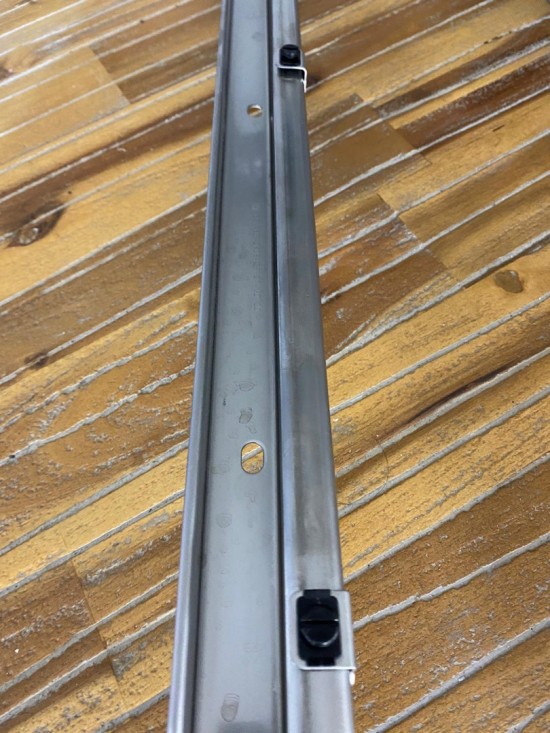 Deurrail met bevestigingen Volkswagen Caddy 2004 - 2020 voor afdekplaat deurrail