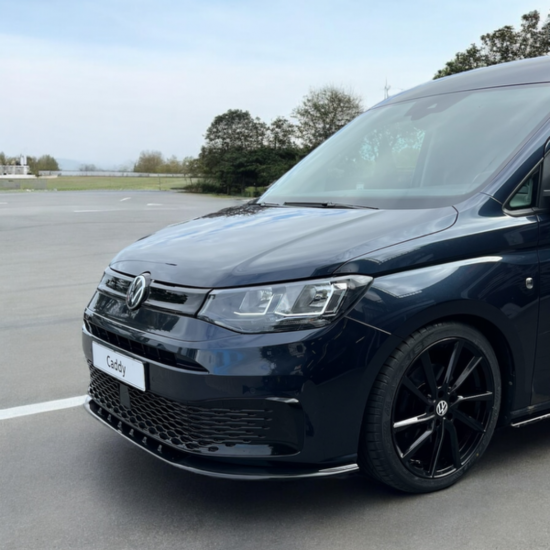 DCW V5 Voorspoiler Hoogglans Zwart - Volkswagen Caddy MK5 Cargo