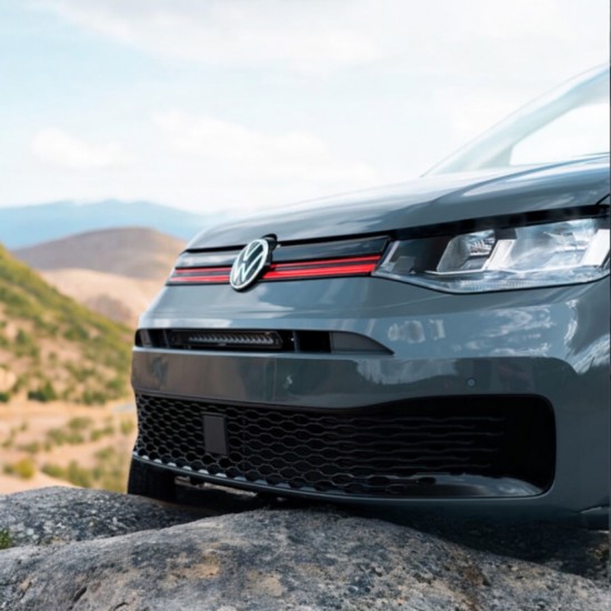 Boven Grille Glans Rode Striping - Volkswagen Caddy MK5 Cargo